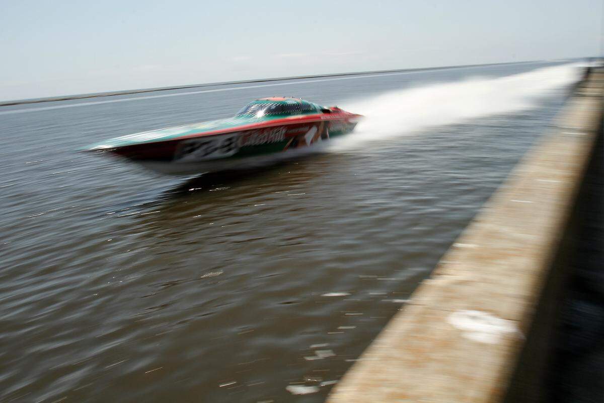 The Tilted Kilt races across the water during qualifying and testing by all SBI Classes at Smokin' The Sound in 2013. A new speedboat race is proposed for Biloxi in April.