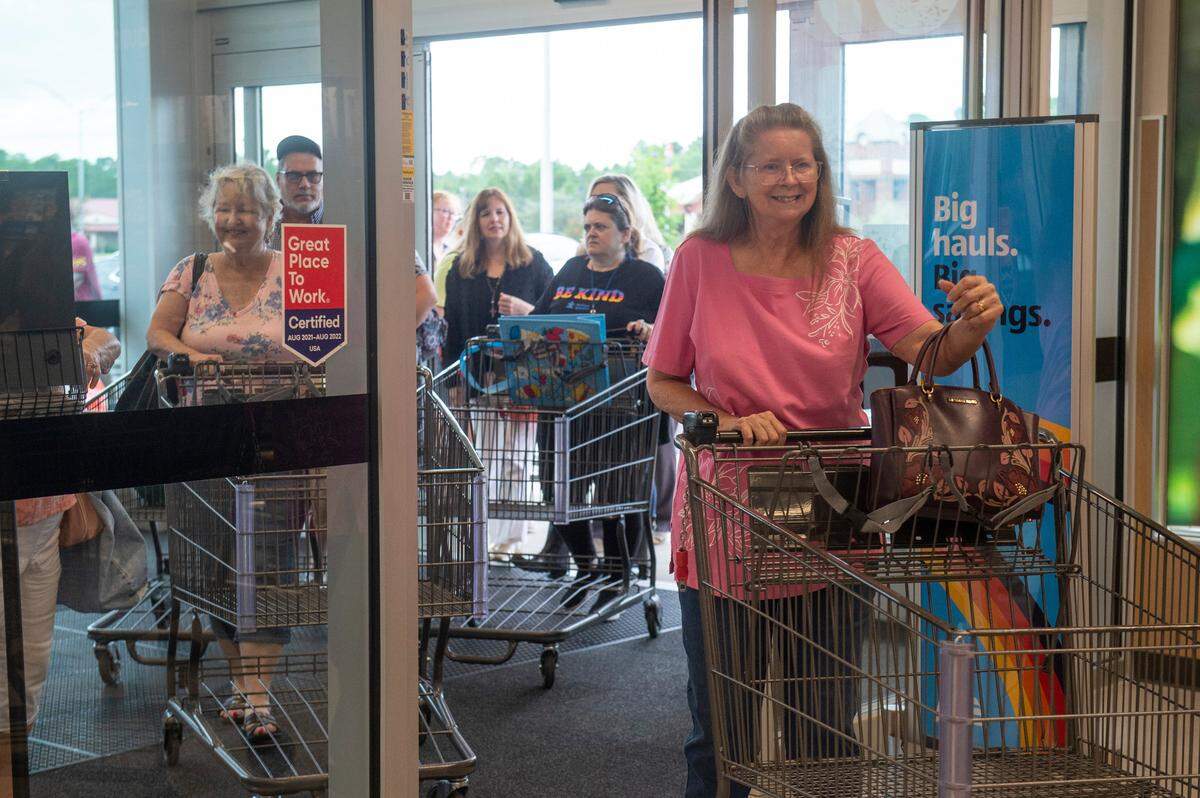 Customers walk through the doors of the brand new Aldi location in Ocean Springs for the first time during the soft opening on Wednesday, Aug. 24, 2022.