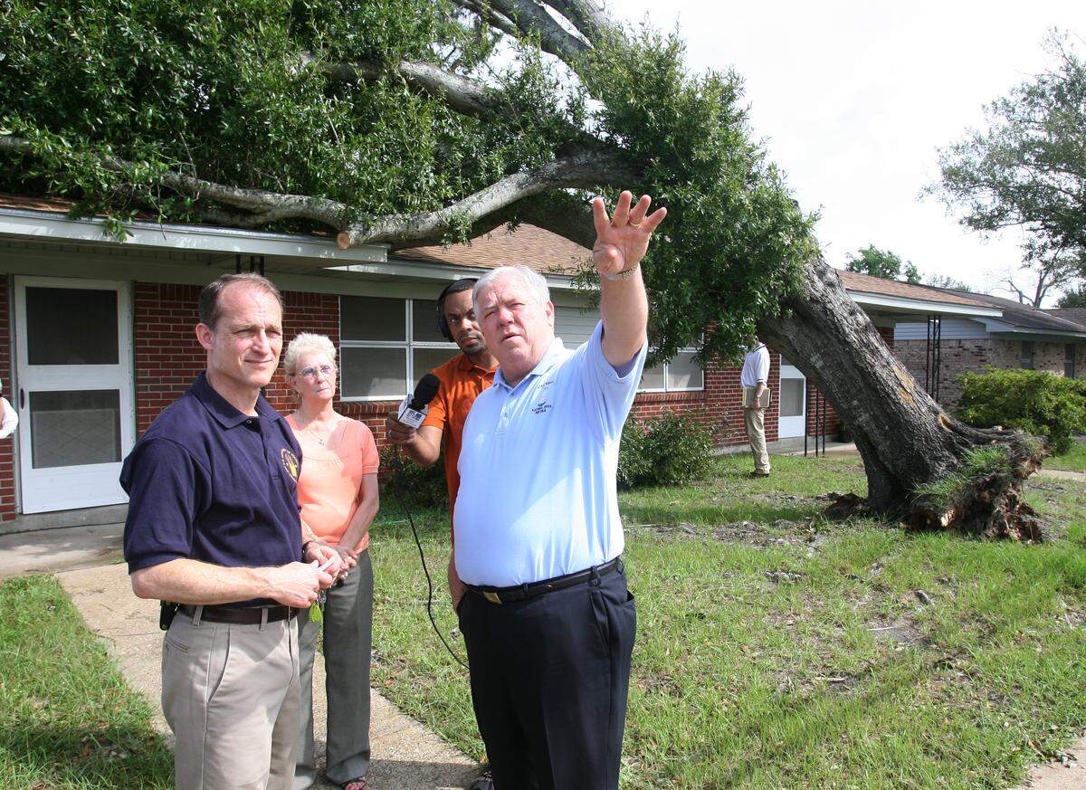 U.S. Secretary of Housing and Urban Development Steve Preston, left, and Governor Haley Barbour talk Thursday to LaNelle Davis, Long Beach Housing Authority executive director, about the lack of funds to make repairs after Hurricane Katrina. Units at the authority’s Woodland Park Subdivision I now have new damage from Hurricane Gustav to repair.