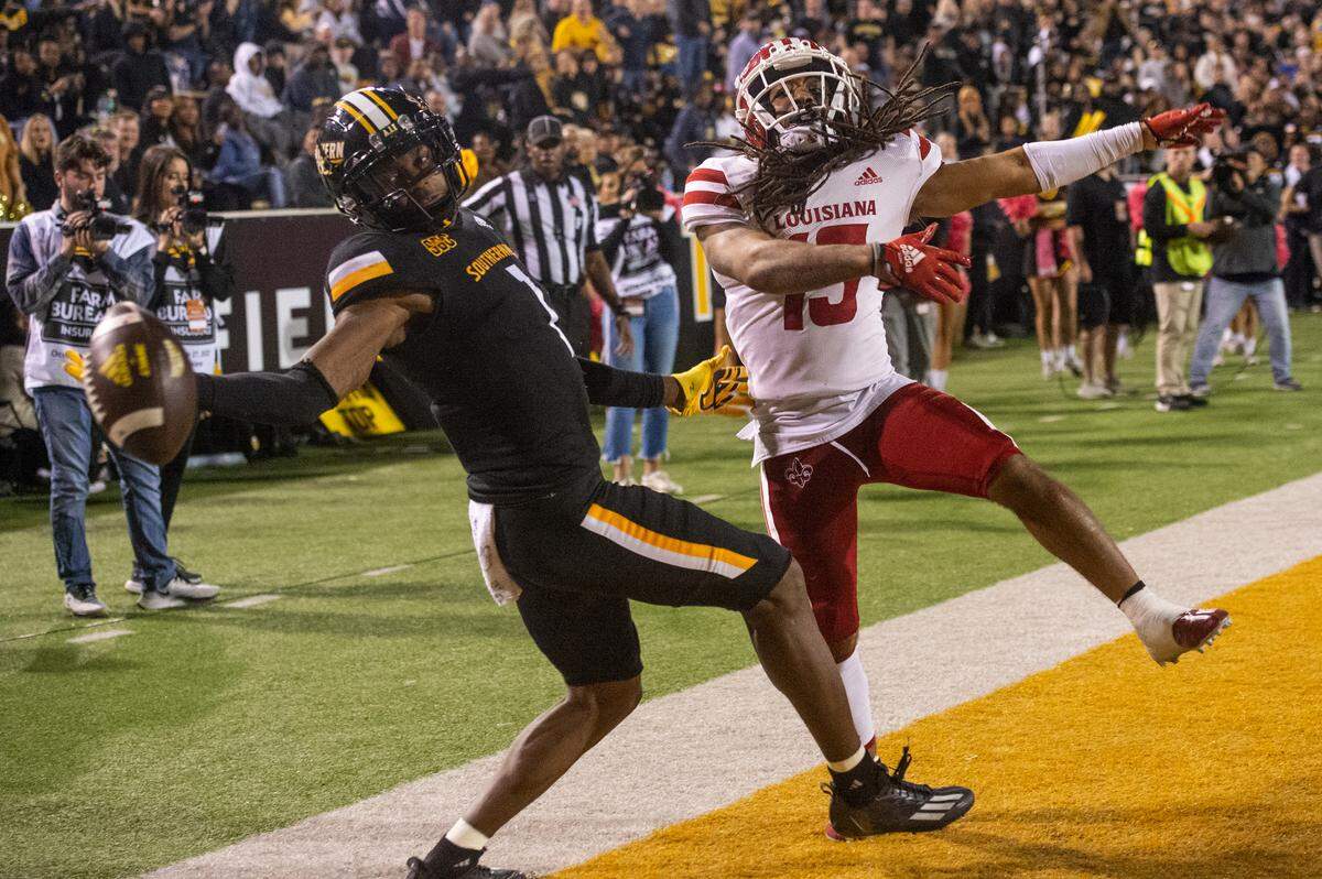 Southern Mississippi wide receiver Jason Brownlee (1) tries to catch a pass in the end zone during the second half of an NCAA college football game in Hattiesburg, Miss., Thursday, Oct. 27, 2022. (Hannah Ruhoff/The Sun Herald via AP)