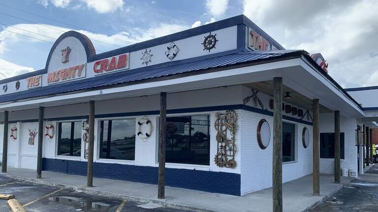 New seafood restaurant expanding into South MS has crab leg special every day