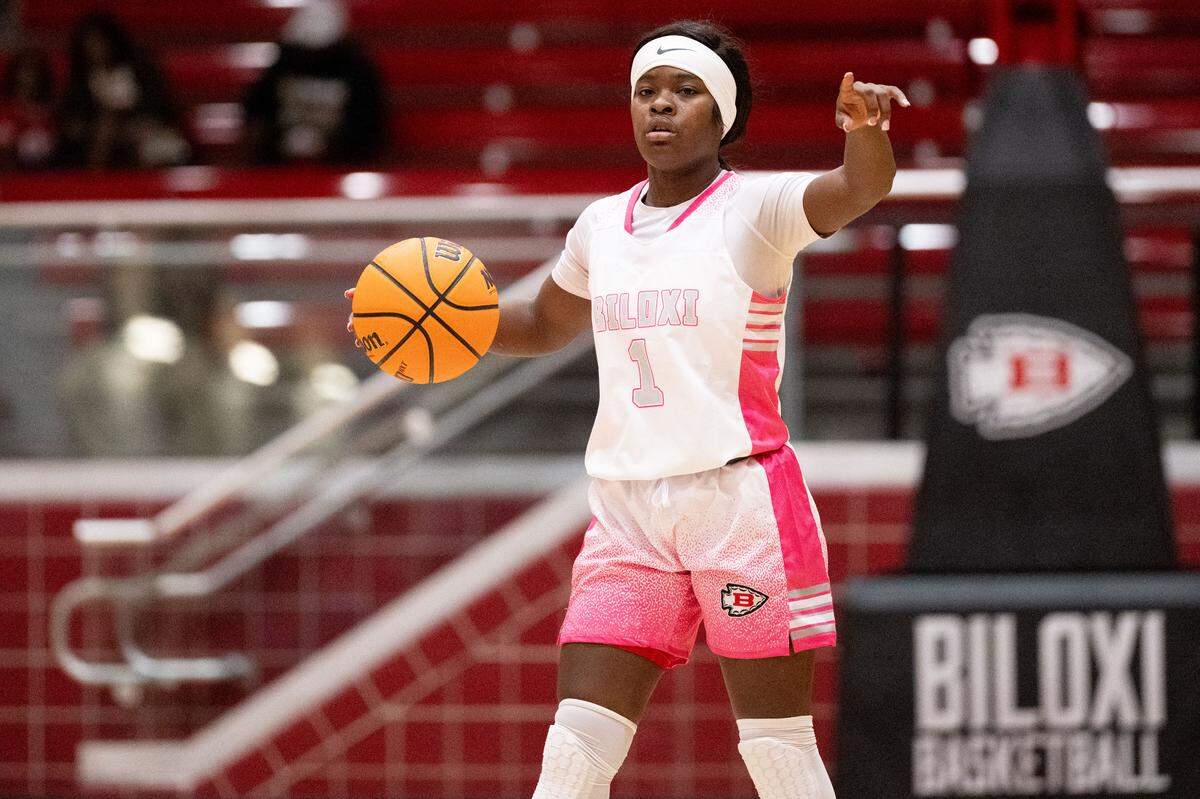 Biloxi’s Na’Kenya Terry (1) directs her teammates Monday during the Lady Indians’ win over Laurel.