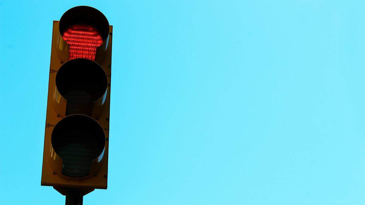 If a traffic signal isn’t working, drivers should contact law enforcement and report it to the Mississippi Department of Transportation.
