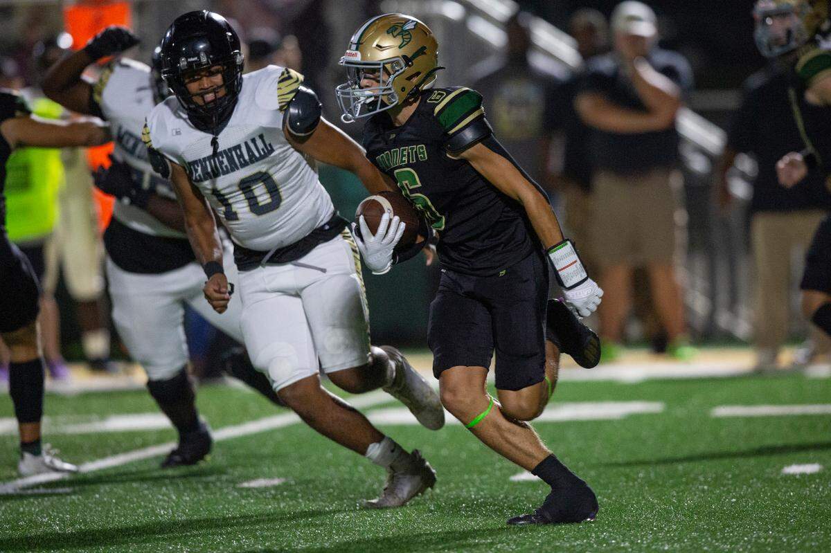 Poplarville’s Zack Case runs the ball during a playoff game between Poplarville and Mendenhall at Poplarville on Friday, Nov. 8, 2024.