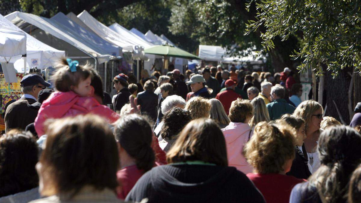 TIM ISBELL/SUN HERALD/2010 
 Washington Ave., in downtown Ocean Springs was full of shoppers Saturday during the Peter Anderson Festival.
