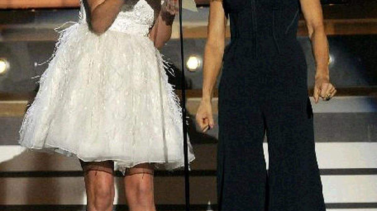 Singers Kacey Musgraves, left, and Sheryl Crow speak on stage at the 48th Annual Academy of Country Music Awards at the MGM Grand Garden Arena in Las Vegas on Sunday, April 7, 2013. (Photo by Chris Pizzello/Invision/AP)