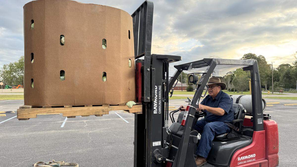 Mike Andrews, volunteer director of Hope for the Coast food pantry in Biloxi, maneuvers a box of cabbages for a food giveaway last week that benefited employees of Keesler Air Force Base going without pay during the government shutdown. The pantry plans more food giveaways to support federal employees at Keesler and the Naval Construction Battalion Center.