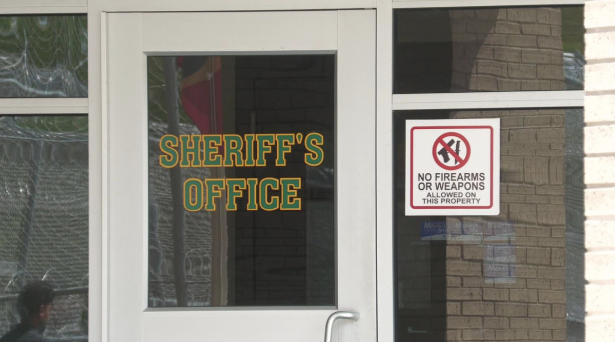 Entrance of the Forrest County Sheriff’s Office with a sign prohibiting firearms or weapons.