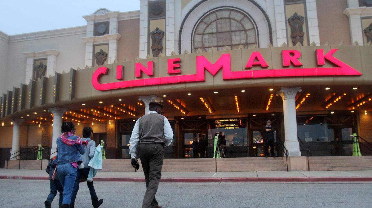 JOHN FITZHUGH/SUN HERALDMovie fans walk to the Cinemark cinema in Gulfport on Friday.