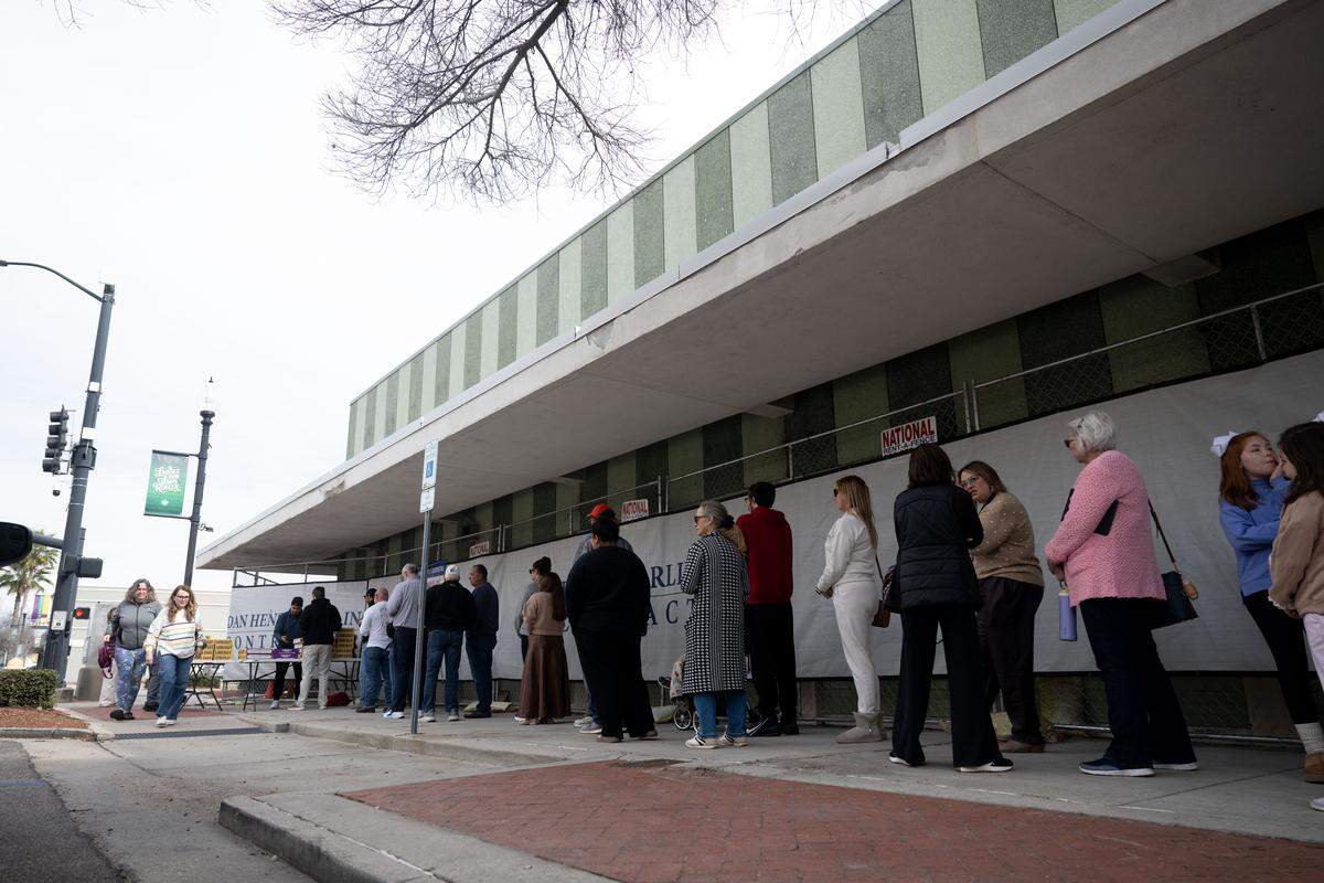 People line up for a chance to buy a Loblolly king cake during a king cake pop-up sale hosted by Loblolly Bakery on Wednesday, Jan. 21, 2026. Another sale is scheduled for Jan. 31.