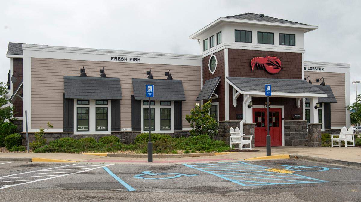 According to a sign in the window of the restaurant, the D’Iberville Red Lobster has closed.