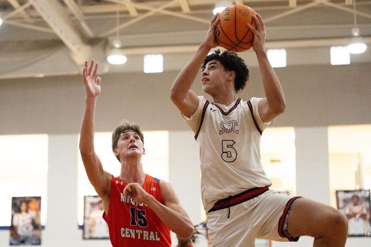 Saint Stanislaus' Max Baria (5) lays up the ball during a boys Gulfport Holiday Classic game at Gulfport High School on Monday, Dec. 29, 2025.