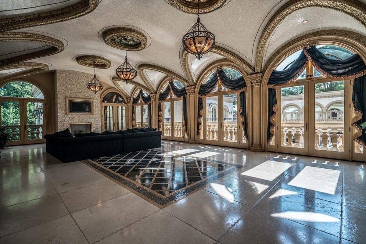 “The home has elaborate molding and colors, and there’s approximately $2 million of gold gilding,” listing agent Barry Milam told Realtor.com