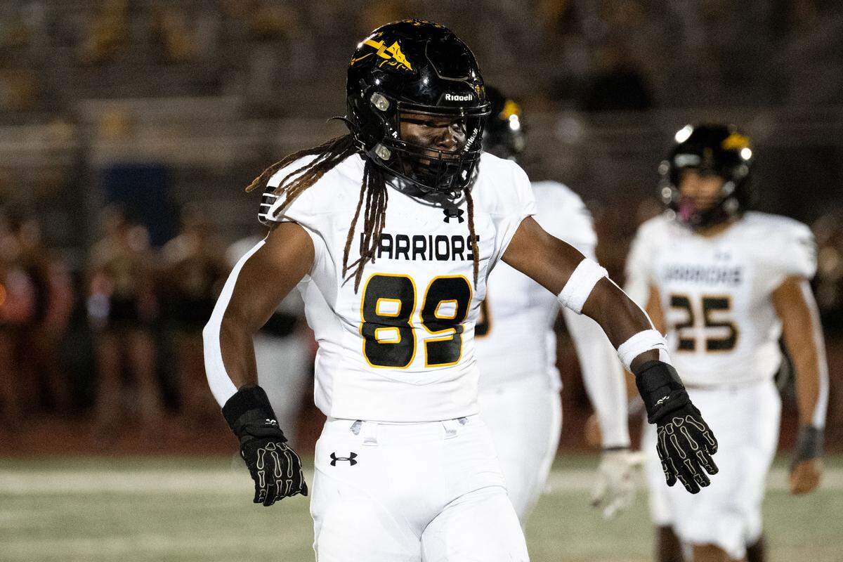 D’Iberville defensive lineman KJ Washington (89) and the Warriors’ defense held West Harrison to 7 points Friday.