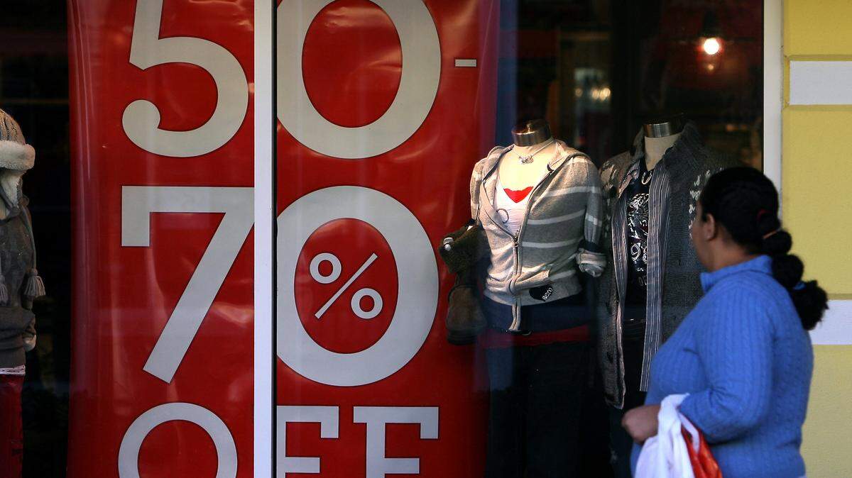 AMANDA McCOY/SUN HERALD/2009 
 There were plenty of sales and specials to entice costumers into stores for Black Friday shopping at Prime Outlets at Gulfport.