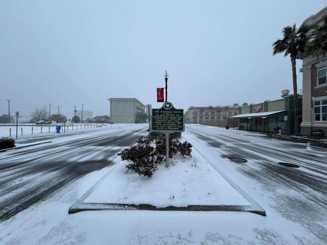 The streets are empty in Gulfport as snow continues to fall Tuesday, Jan. 21, 2025.