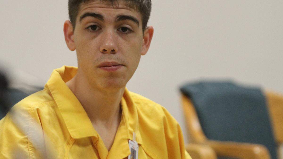 JOHN FITZHUGH/SUN HERALDDexter Mendoza Kelley waits on Tuesday April 5, 2016 in Jackson County Court for his initial appearance on a murder charge in the death of Cliff Allyn.