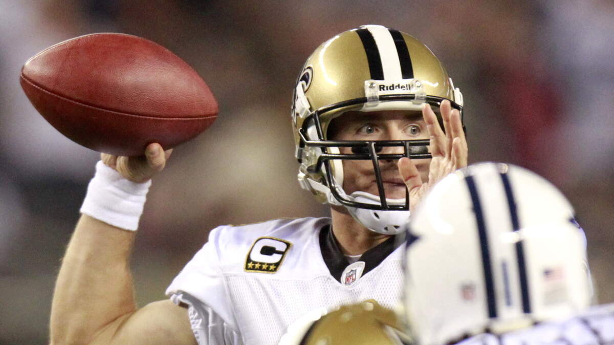 New Orleans Saints quarterback Drew Brees (9) passes during the third quarter of the NFL football game against the Dallas Cowboys, Thursday, Nov. 25, 2010, in Arlington, Texas. (AP Photo/Mike Fuentes)