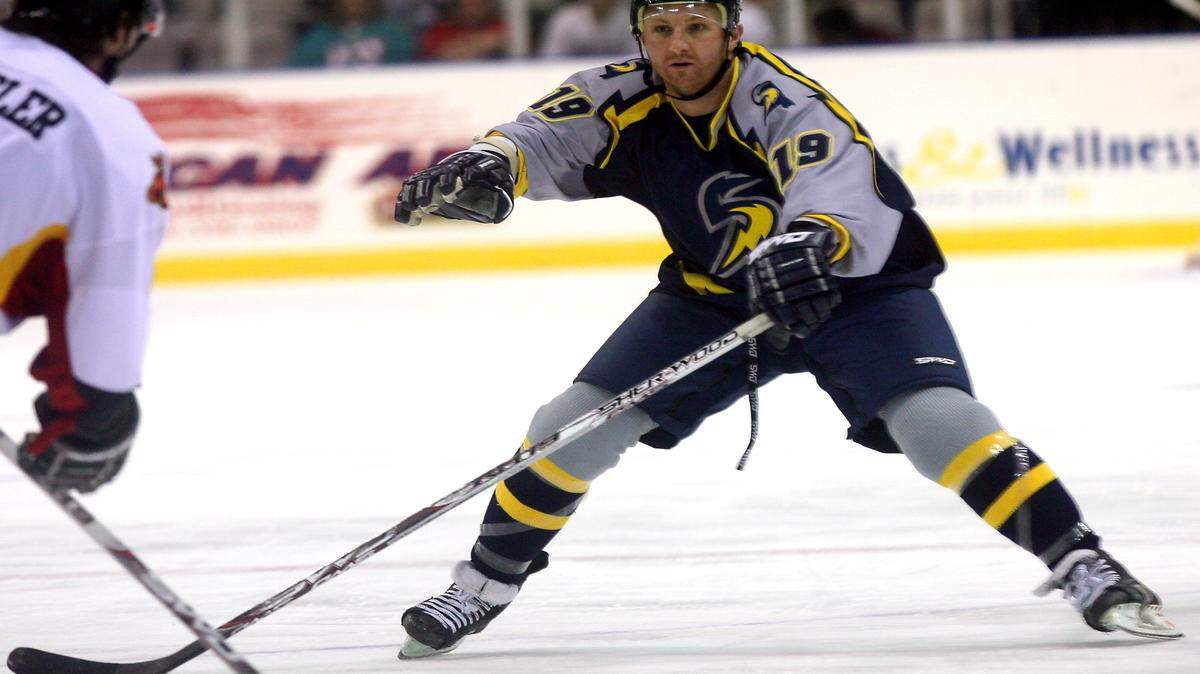 AMANDA McCOY/SUN HERALD 
 
 Mississippi Surge's Daryl Moor defends as Fayetteville FireAntz defender Corey Hessler brings the puck up the ice on Saturday, November 14 2009.