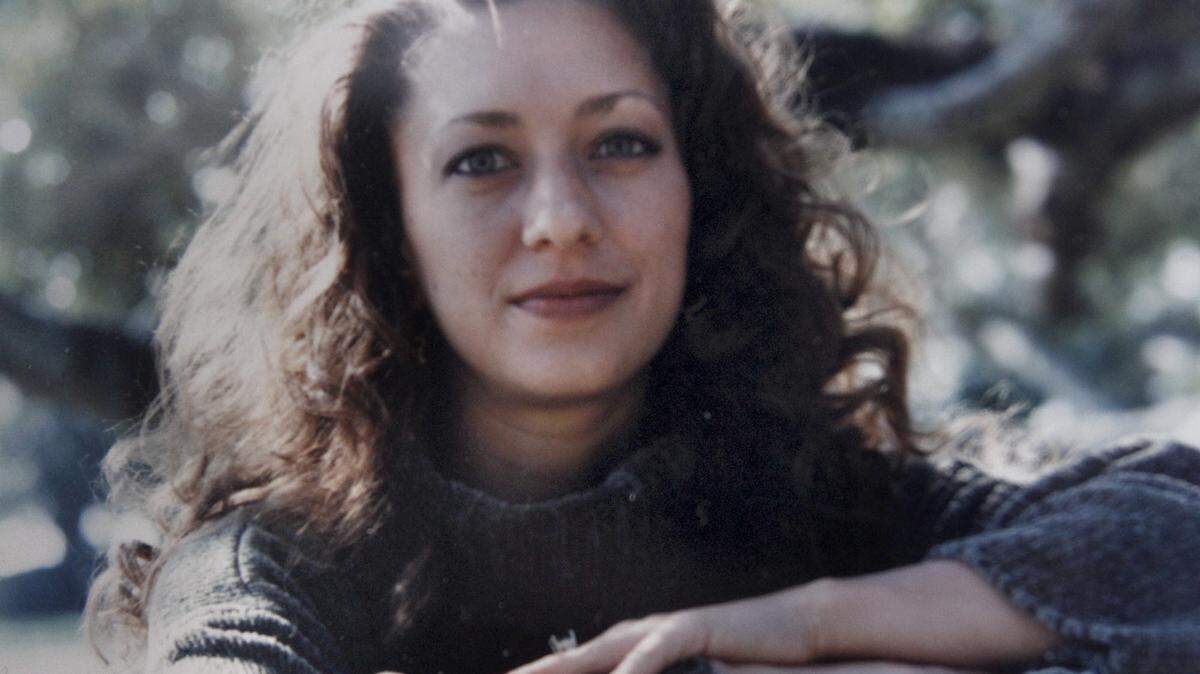 COURTESY WATTS FAMILYA family photograph shows Kimberly Watts under a Live oak. Watts was killed in her Long Beach home Nov. 10, 2014.