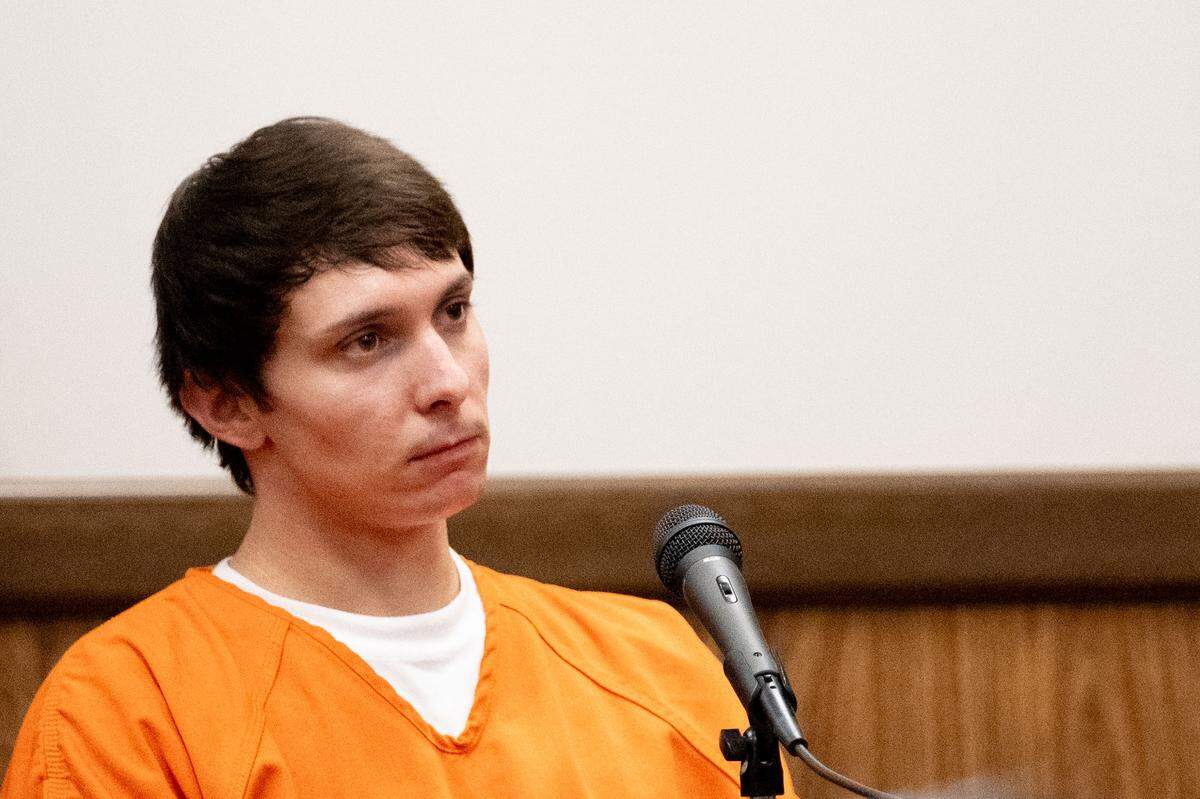 Blake Menefee gives a testimony during the assault and kidnapping trial of Logan D’Elena at Harrison County Circuit Court on Tuesday.