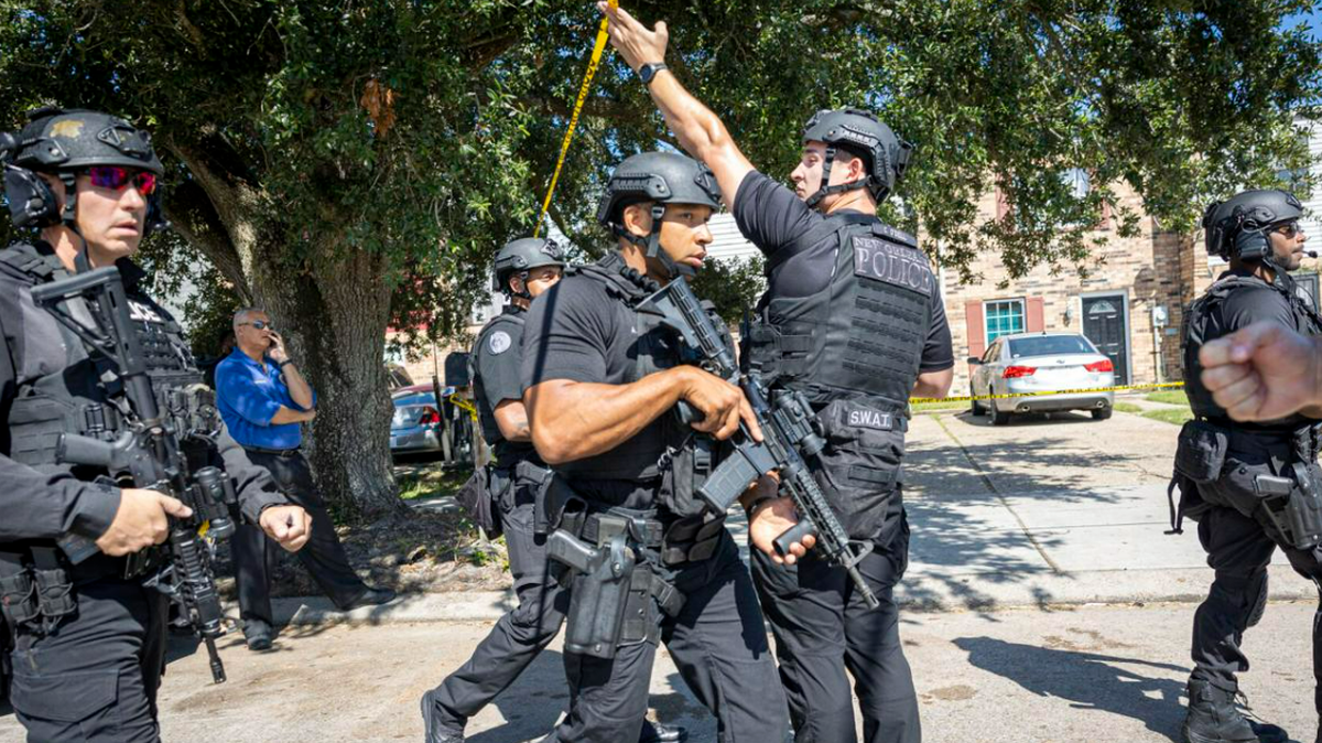 Members of the New Orleans SWAT team rush toward the apartment complex where a deputy constable was shot in the back in the West Lake Forest area of New Orleans on Wednesday, October 5, 2022. (Photo by Chris Granger | The Times-Picayune | The New Orleans Advocate)