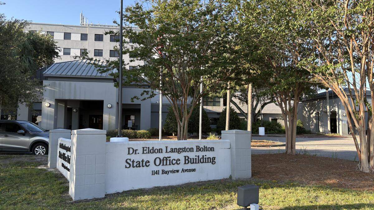 Hundreds of state employees are evacuating the Mississippi-owned Bolton Building on Back Bay in Biloxi after some complained mold found in the building was sickening them.