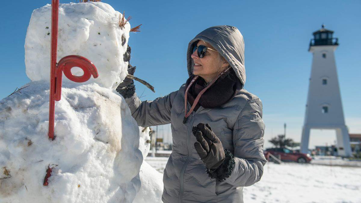 Stephanie Crow puts the finishing touches on a snowman Wednesday, Jan. 22, 2025, in Gulfport.