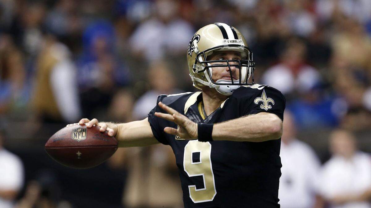 New Orleans Saints quarterback Drew Brees (9) passes in the first half of an NFL football game against the New York Giants in New Orleans, Sunday, Nov. 1, 2015. (AP Photo/Jonathan Bachman)