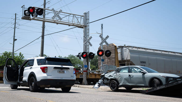 2 injured after train strikes car at downtown railroad crossing in South MS