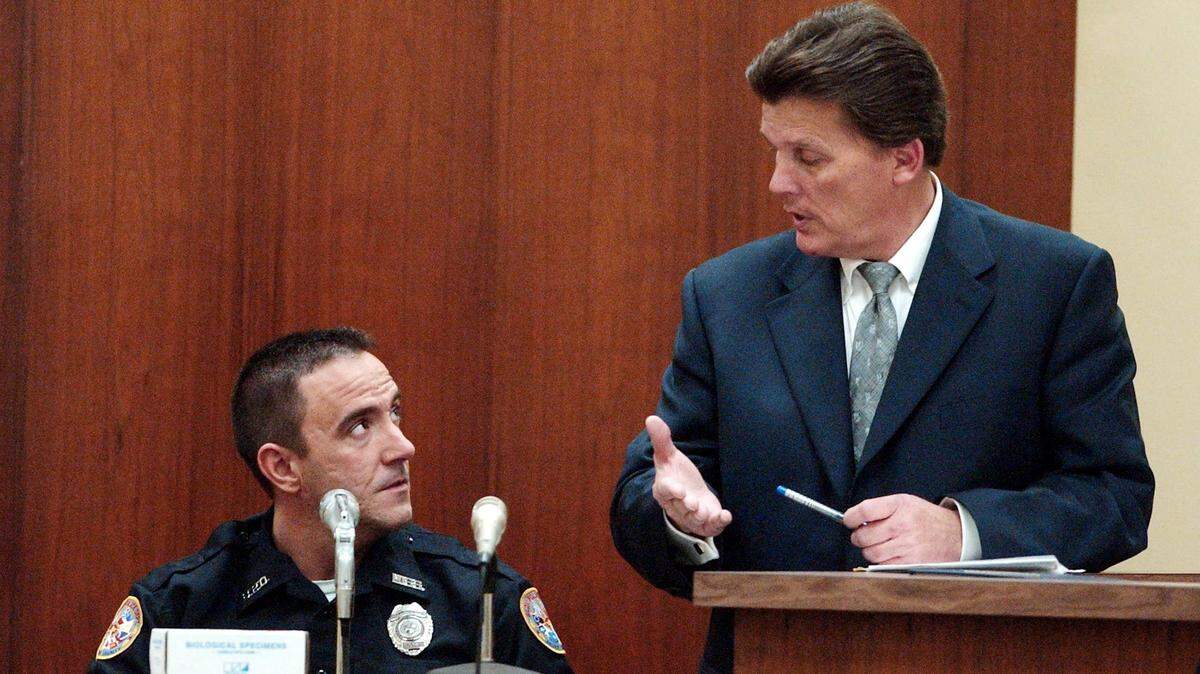 DAVID PURDY/SUN HERALD/2004 
 Defense attorney Wayne Woodall, right, cross examines Biloxi Police Officer Nick Sonnier in February 2004 about a blood test kit that was used on Woodall's client.