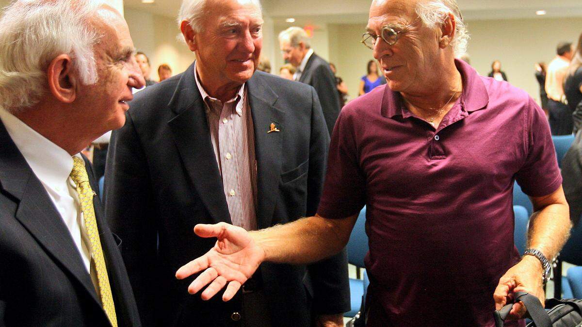 Singer Jimmy Buffett, right, talks to former Biloxi Mayor A.J. Holloway, center, and then Mississippi Gaming Commission Chairman Jerry St. Pe’ during a 2011 Gaming Commission meeting for Buffett’s Margaritaville Casino in Biloxi.