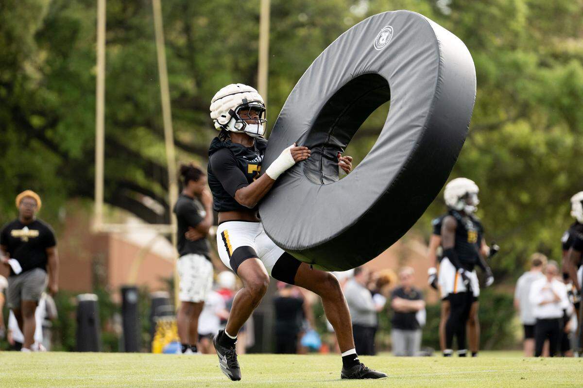 Southern Miss linebacker Avery Sledge (33) participates in a tackling drill during spring practice in Hattiesburg on Tuesday, March 24, 2026.
