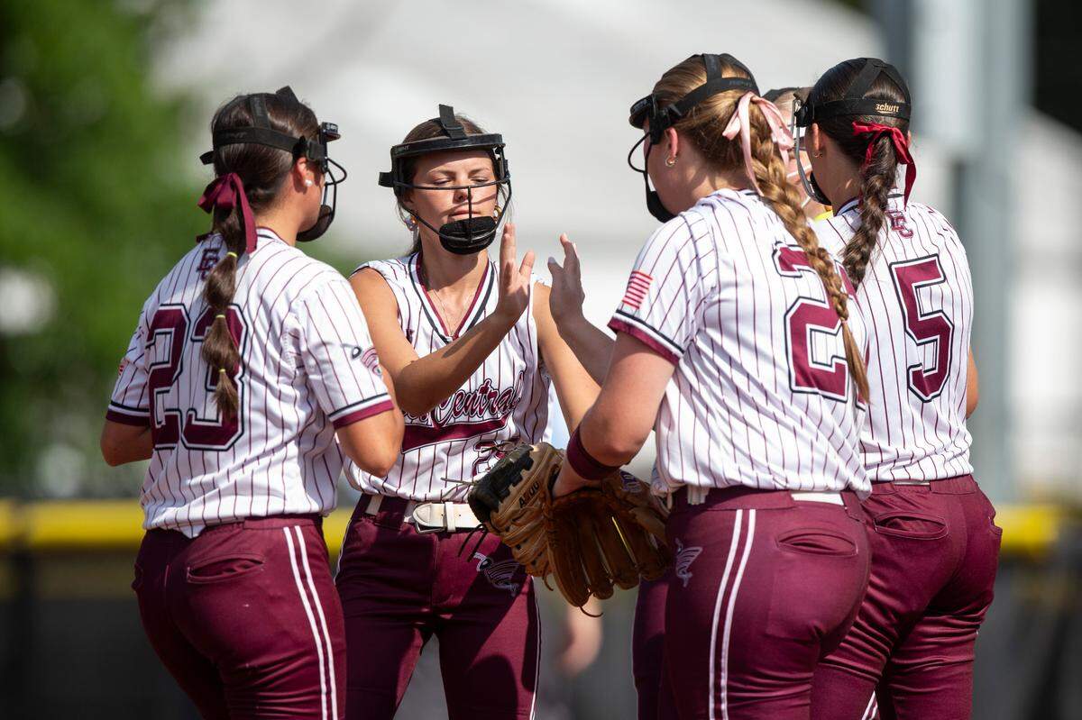 East Central players meet at the mound during the MHSAA 5A Softball Championship at USM Softball Complex in Hattiesburg on Wednesday, May 14, 2025.