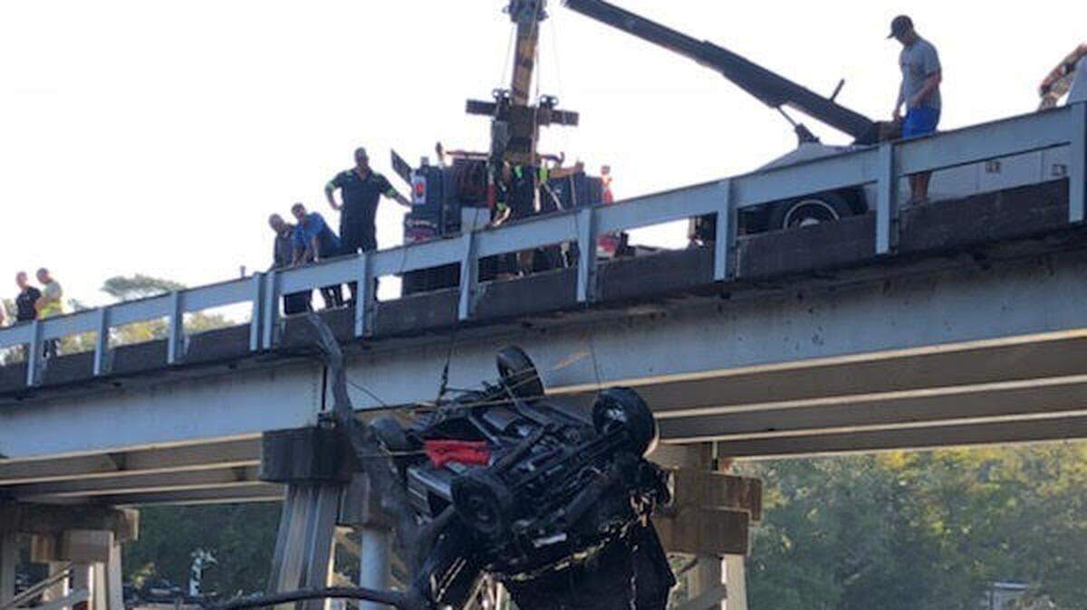 Deputies with the Jackson County Sheriff’s Office remove a Jeep Cherokee from Parker’s Lake on the morning of Monday, Oct. 8, 2018.