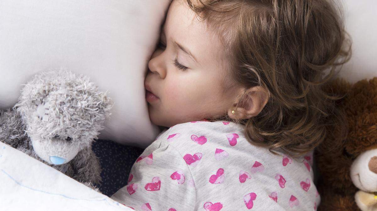 FOTOLIAA regular schedule of naptimes and bedtimes will help children settle into a routine.