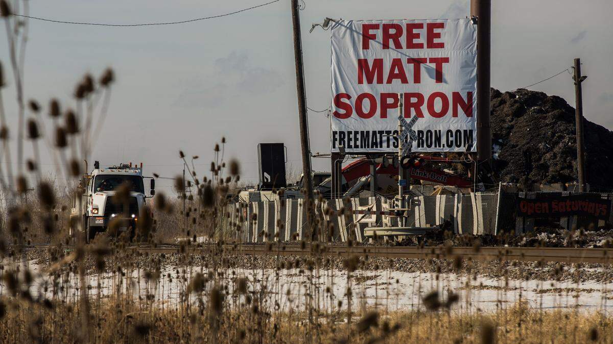A "Free Matt Sopron" sign greets drivers along the Stevenson Expressway in Chicago on Jan. 5, 2016. Supporters of Sopron are trying to generate public interest in the case. (Zbigniew Bzdak/Chicago Tribune/TNS)