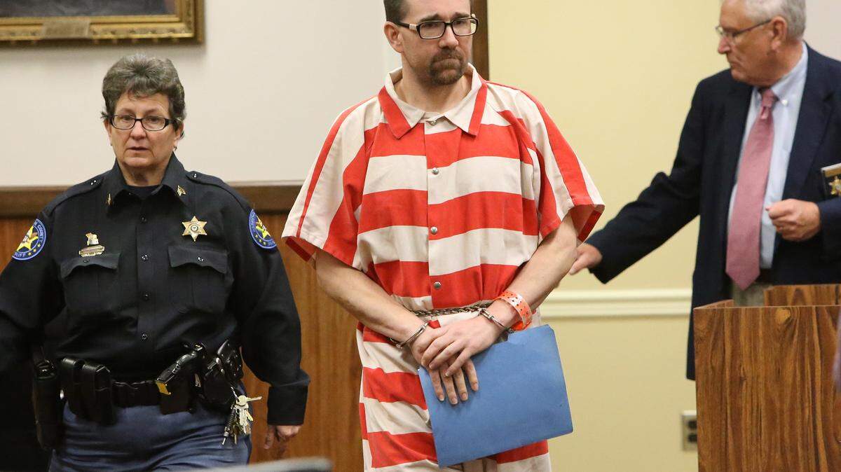 JOHN FITZHUGH/SUN HERALDJames Ross Mayfield walks into Harrison County Circuit Court in Gulfport on Thursday, Jan. 28, 2016 for sentencing in a sexual battery case involving a minor.