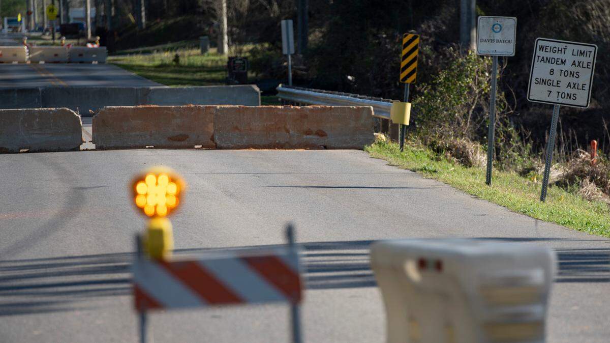 A sign shows the weight limit for a closed bridge on Hanshaw Road in Ocean Springs on Monday, March 17, 2025.