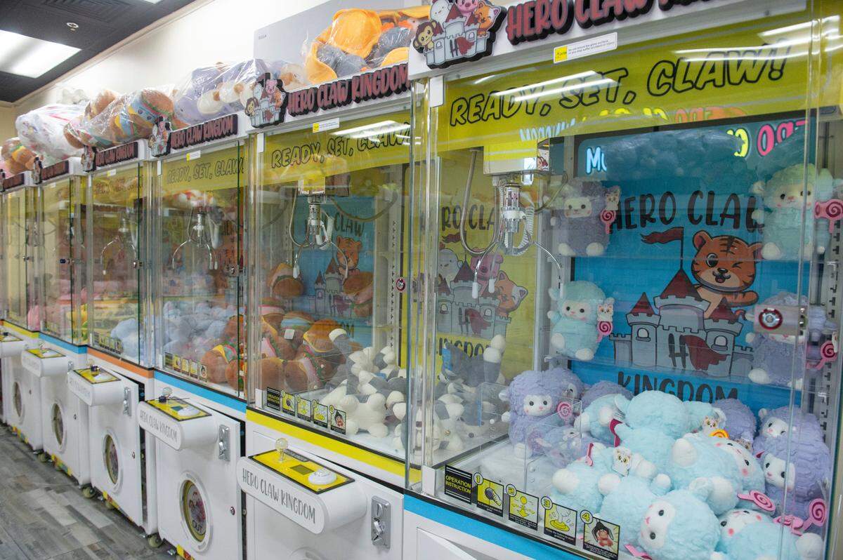 Hero Claw Kingdom is attached to Emmay Mochi Donuts, Desserts & More in D’Iberville, so kids can play while adults enjoy a snack.
