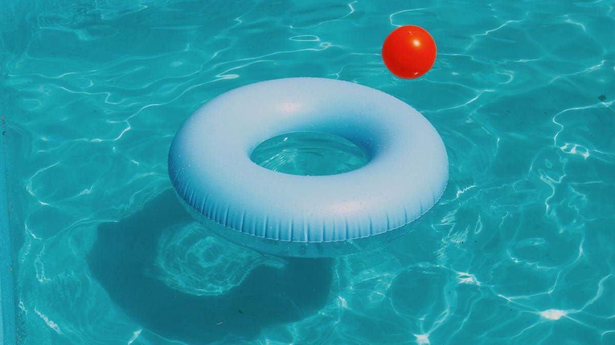 A water park in Warner Robins, Georgia, has apologized after a breastfeeding mother said she was asked to leave the lazy river ride.