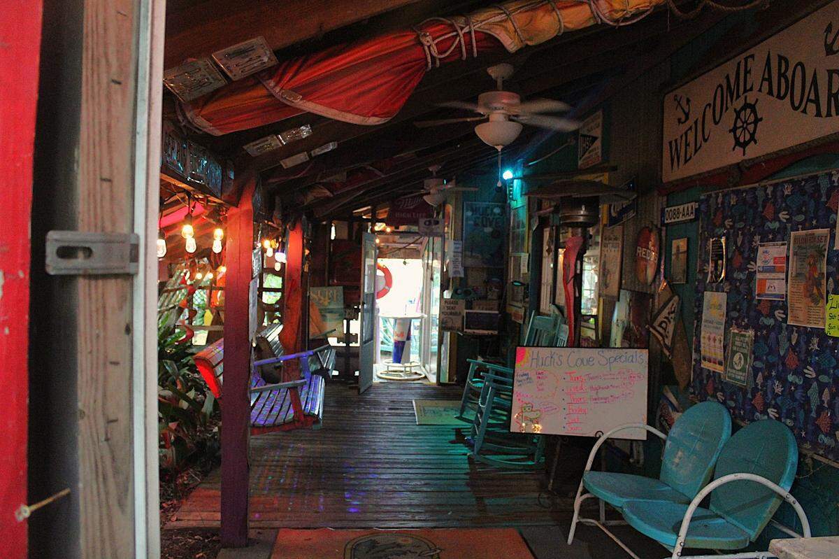 This laid-back Gautier marina bar and grill offers plenty of cozy spots to enjoy a fresh hamburger. Boaters can dock right outside, while road-trippers can swing in just off Highway 90.