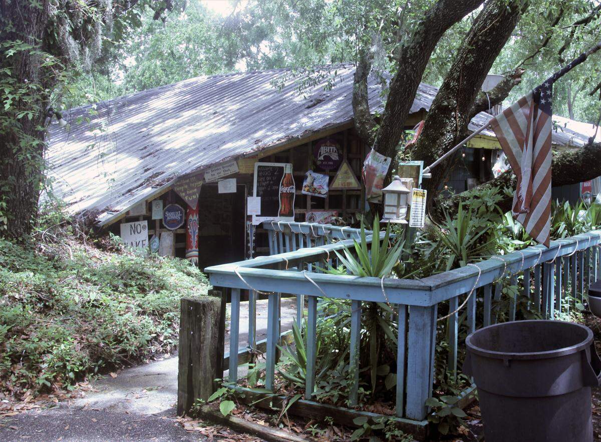 Huck’s Cove restaurant is in Gautier at the mouth of the Mary Walker Bayou and the West Pascagoula River. 