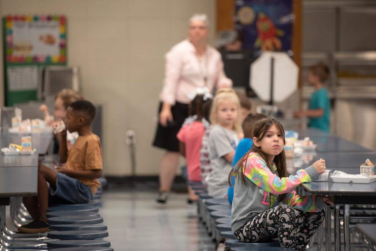 Elementary school students eat breakfast in the cafeteria on the first day of school at Magnolia Park Elementary on Friday, Aug. 5, 2022.