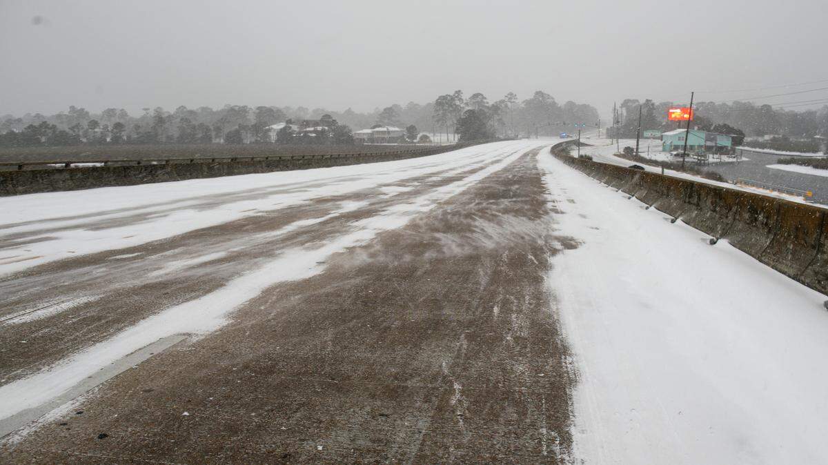 Snow falls on the closed Fort Bayou Bridge in Ocean Springs on Tuesday, Jan. 21, 2025.