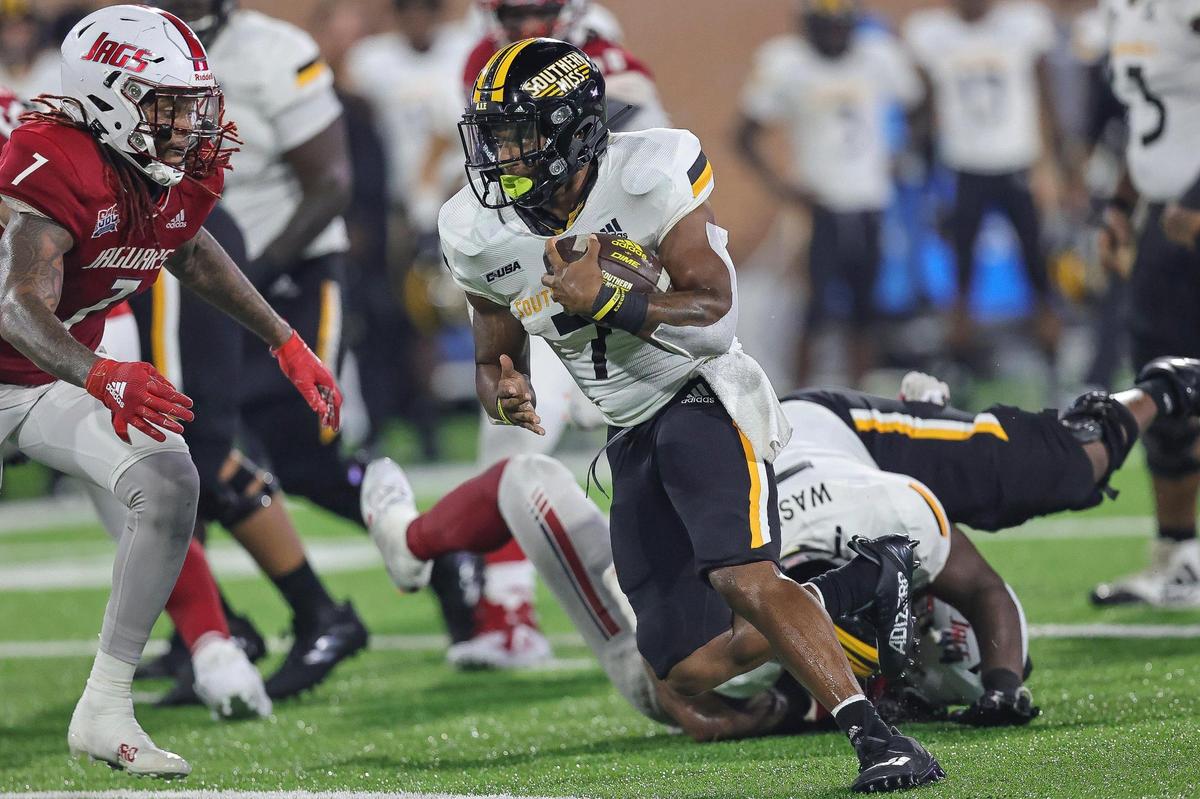 Southern Miss Golden Eagles running back Darius Maberry (7) turns the corner during the game between Southern Miss and South Alabama at Hancock Whitney Stadium, Mobile, Alabama, September 4, 2021.