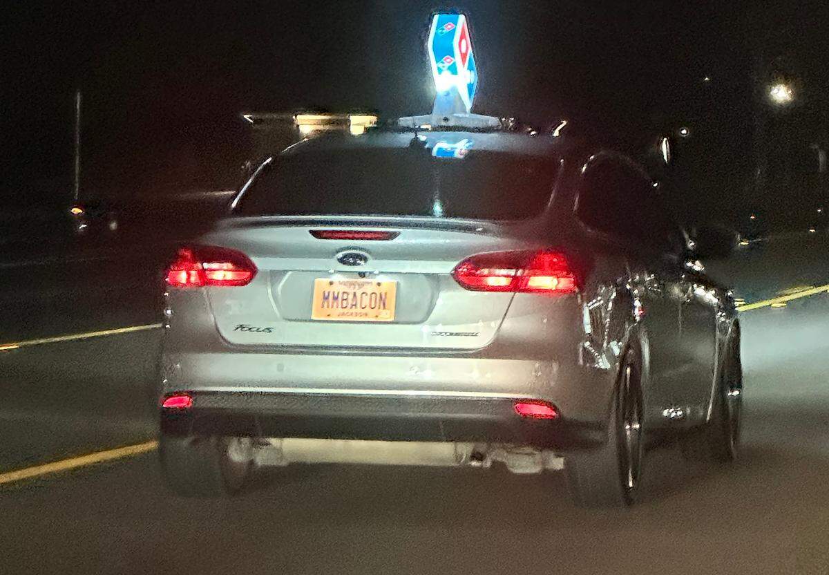The “MMBACON” license plate on this Domino’s delivery vehicle really just makes me want to order a meatlovers pizza.