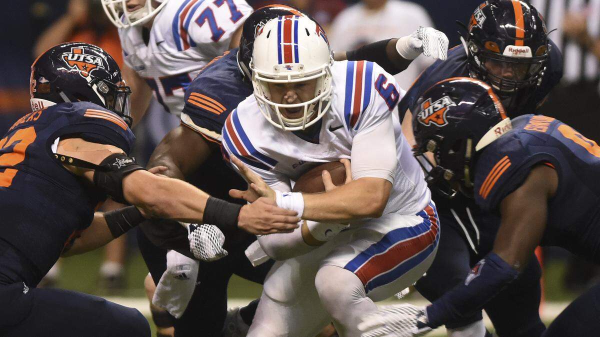 Louisiana Tech quarterback Jeff Driskel is tackled by UTSA defenders during the first half of an NCAA college football game Saturday, Oct. 10, 2015, in San Antonio. (Billy Calzada/The San Antonio Express-News via AP) RUMBO DE SAN ANTONIO OUT; NO SALES; MANDATORY CREDIT