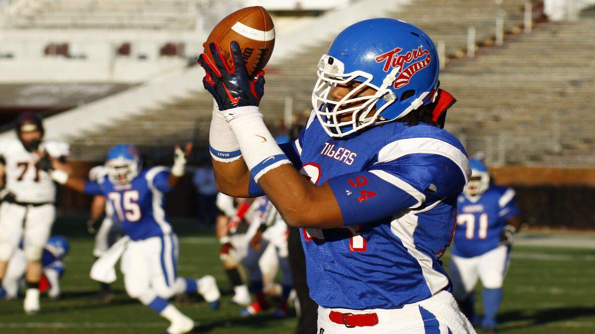 Noxubee County's Jeffery Simmons scores with a 17-yard touchdown pass against St. Stanislaus in the first half of their Mississippi 4A Championship high school football game on Saturday, Dec. 6, 2014, in Starkville, Miss. (AP Photo/Rogelio V. Solis)