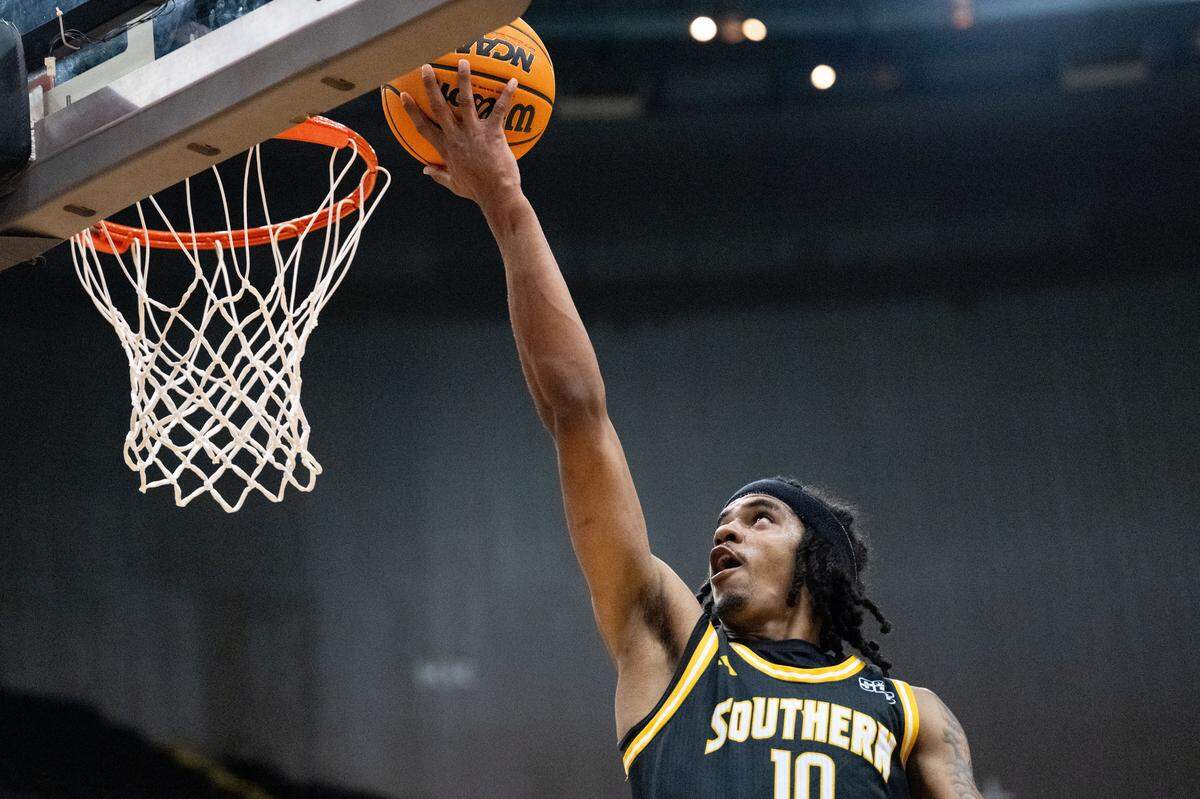 Southern Mississippi guard Isaac Taveras (10) scores Saturday against Ole Miss.